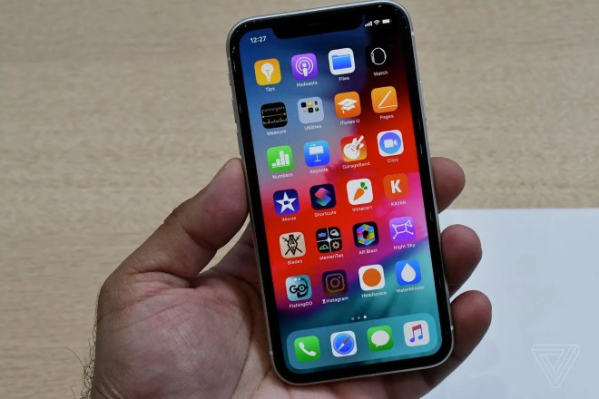 Bên trong iPhone XR có bộ vi xử lý A12 Bionic mới nhất của Apple, vốn là chip hiện đại có trên các mô hình đắt tiền hơn. Nó có thể xử lý các công việc nặng và được tích hợp AI cải tiến.