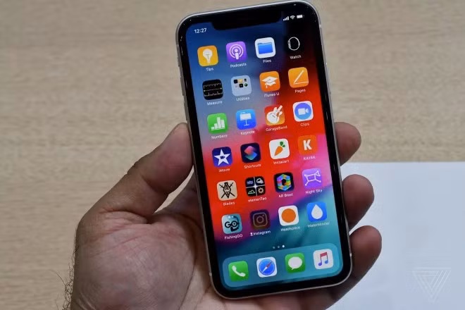 Bên trong iPhone XR có bộ vi xử lý A12 Bionic mới nhất của Apple, vốn là chip hiện đại có trên các mô hình đắt tiền hơn. Nó có thể xử lý các công việc nặng và được tích hợp AI cải tiến.