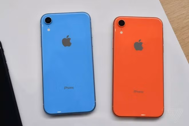 iPhone XR có 6 màu sắc khác nhau, bao gồm các tùy chọn màu xanh và san hô rất đẹp mắt. Bên cạnh đó còn có màu đỏ khá sống động.