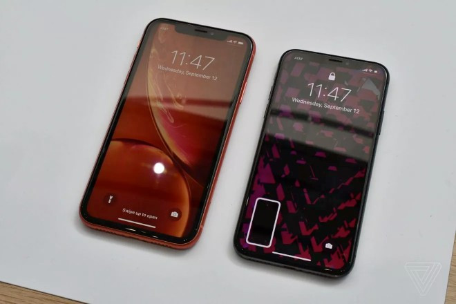 Chiếc điện thoại này thiếu khung thép không gỉ như iPhone XS, thay vào đó là khung nhôm và mặt kính thủy tinh. Nó có cảm giác nhẹ hơn đáng kể so với XS, giống như cách phân biệt giữa iPhone 8 và X năm ngoái.