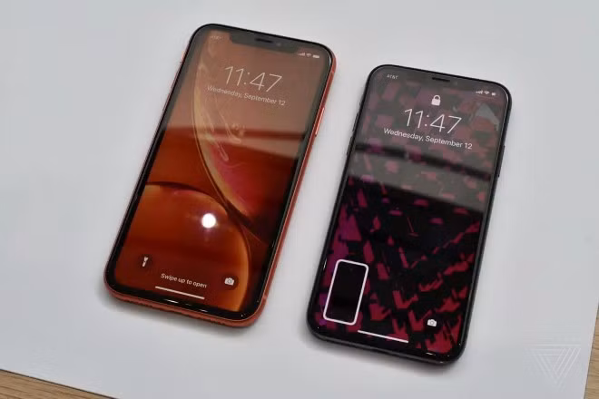 Chiếc điện thoại này thiếu khung thép không gỉ như iPhone XS, thay vào đó là khung nhôm và mặt kính thủy tinh. Nó có cảm giác nhẹ hơn đáng kể so với XS, giống như cách phân biệt giữa iPhone 8 và X năm ngoái.