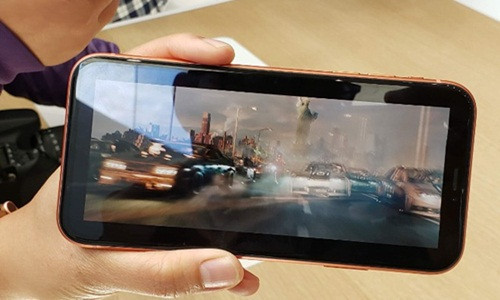 Trong khi các điện thoại LCD edge-to-edge khác đều có cằm phía dưới thì khung viền mỏng phía dưới của sản phẩm thực sự nổi bật để mang đến trải nghiệm điện thoại toàn màn hình thực sự.