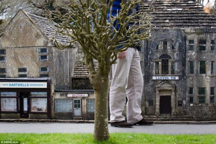 Chủ nhân của ngôi làng tý hon này là Julian và Vicki Atherton.