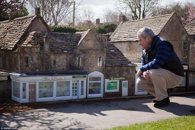 Được xây dựng từ năm 1936, ngôi làng là bản sao tỷ lệ một phần chín của Bourton-on-the-Water với các chi tiết tỉ mỉ và được cập nhật thường xuyên theo đúng bản gốc.