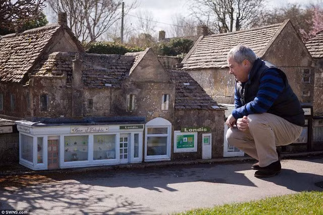 Được xây dựng từ năm 1936, ngôi làng là bản sao tỷ lệ một phần chín của Bourton-on-the-Water với các chi tiết tỉ mỉ và được cập nhật thường xuyên theo đúng bản gốc.