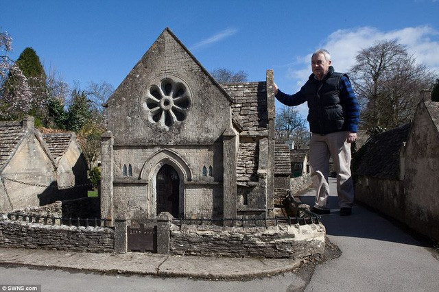 Nhiều biển hiệu các cửa hàng trong làng được cập nhật thường xuyên theo đúng bản chính.