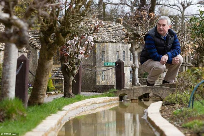 Làng tý hon được xây dựng bằng đá Cotswold rất công phu.