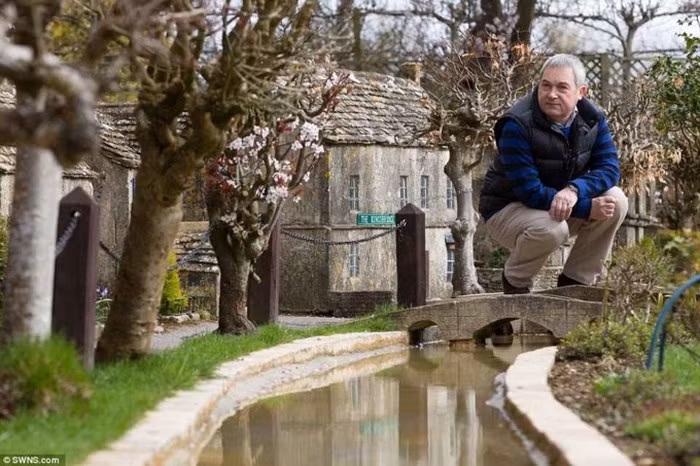 Làng tý hon được xây dựng bằng đá Cotswold rất công phu.