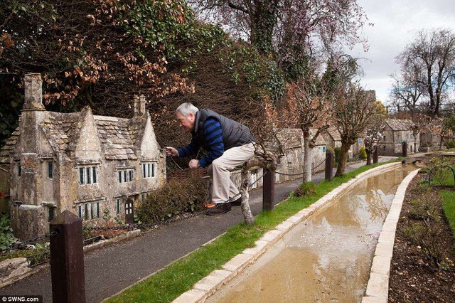 Hàng năm, ngôi làng thu hút hơn 100.000 du khách ghé thăm.
