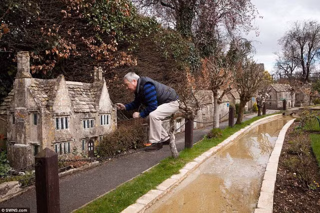 Hàng năm, ngôi làng thu hút hơn 100.000 du khách ghé thăm.