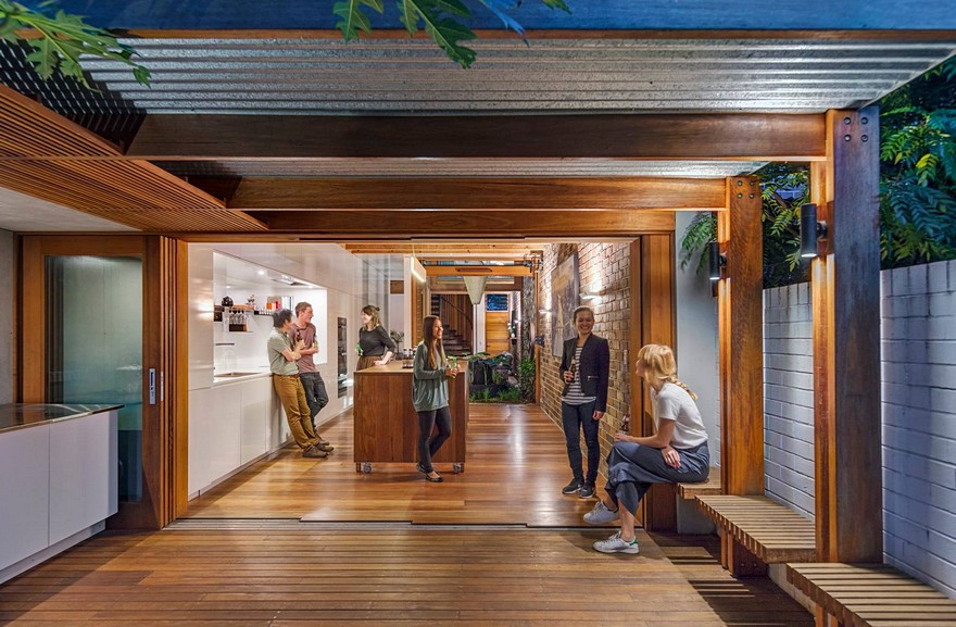 Xây trên mảnh đất hẹp nên ngoài việc đảm bảo hệ sinh thái vườn nhà, kiến trúc sư đặc biệt quan tâm đến việc tối đa hóa được diện tích sàn sử dụng.