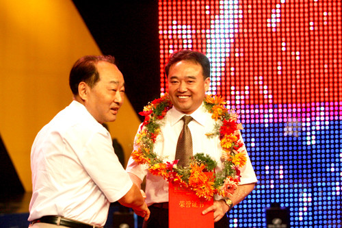 Không chịu nổi những áp lực của chuyện làm ăn, tỷ phú Trung Quốc Hou Yefu, (Chủ tịch hội đồng quản trị của tập đoàn hàng đầu về các sản phẩm liên quan tới gà Hefei Senmiao) đã tìm đến cái chết mong chấm dứt mọi căng thẳng. Ảnh: China.