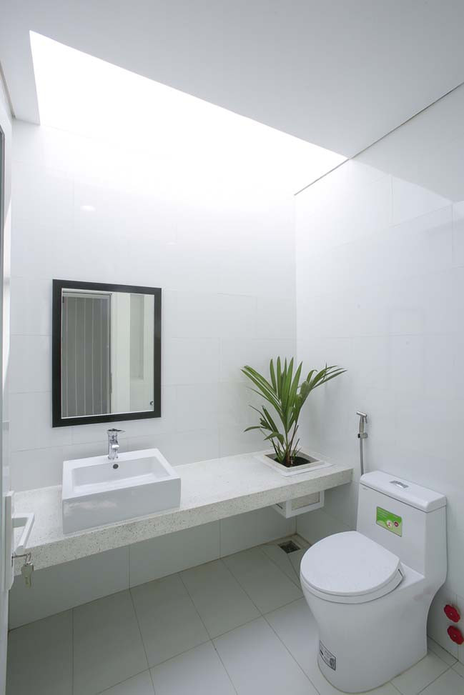 Phòng tắm với tông màu trắng sáng.