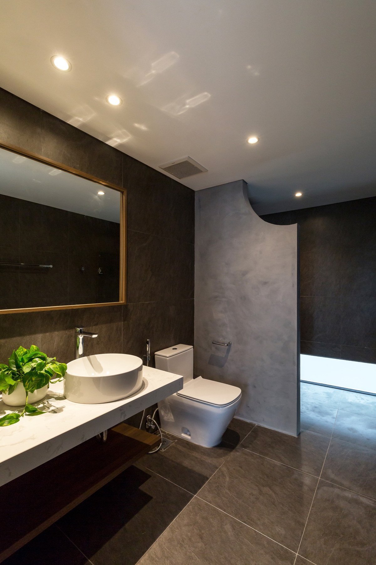 Phòng tắm mộc mạc mà hiện đại.