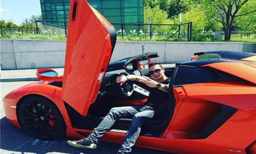 Không khó để bắt gặp hình ảnh các cậu ấm khoe ảnh bên siêu xe. Nguồn ảnh: Instagram.