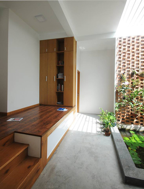 Bậc thềm dẫn lên cầu thang thiết kế thành khu vực nghỉ ngơi, đọc sách, trò chuyện, ngắm hồ nước.