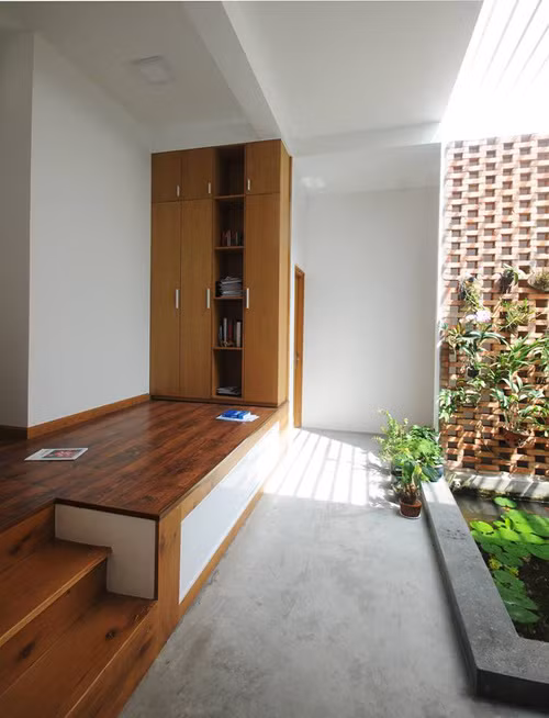 Bậc thềm dẫn lên cầu thang thiết kế thành khu vực nghỉ ngơi, đọc sách, trò chuyện, ngắm hồ nước.