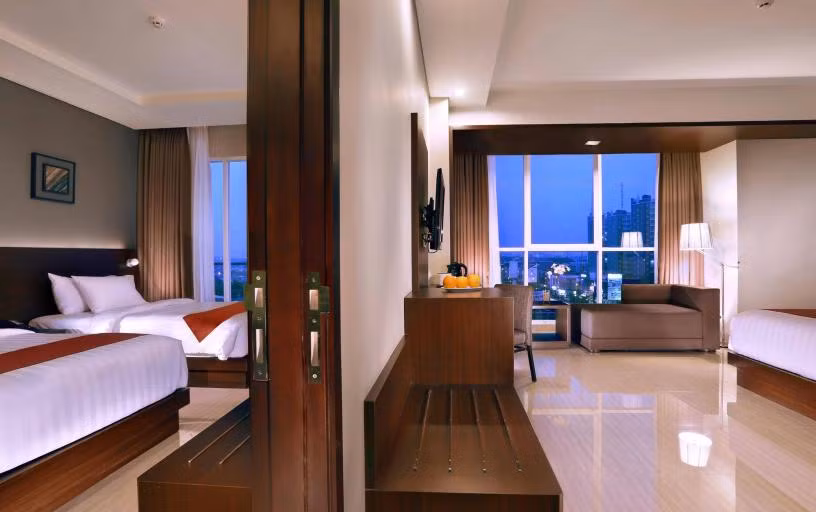 Các phòng nghỉ tại đây được trang bị điều hòa, tivi truyền hình vệ tinh, tủ lạnh, minibar...Ảnh: Aston Imperial.