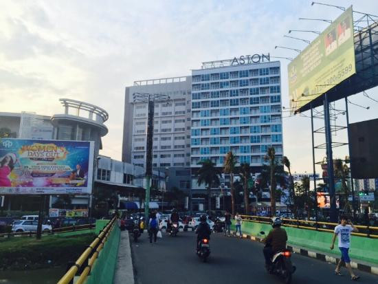 Nằm trong khu vực thuận tiện di chuyển, khách sạn đội tuyển Olympic Việt Nam vừa chuyển đến cách sân bay Halim Perdana Kusuma khoảng 30 phút đi xe. Ảnh: TripAdvisor.