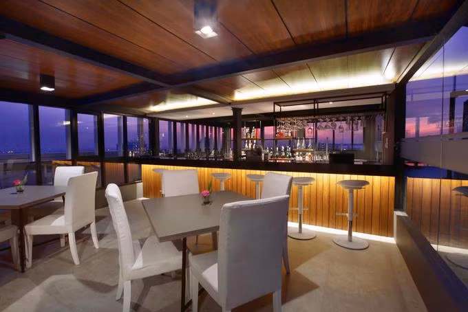 Tại tầng 16 có một quán bar phục vụ đồ uống và âm nhạc cho khách muốn thư giãn. Tại đây, các cầu thủ Olympic Việt Nam cũng có thể ngắm toàn cảnh thành phố. Ảnh: Aston Imperial.