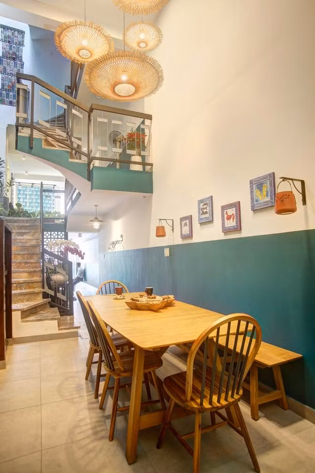 Căn bếp nhỏ chỉ chiếm một bức tường nhưng vẫn đảm bảo không gian lưu trữ nhờ hệ tủ bếp trên và dưới.