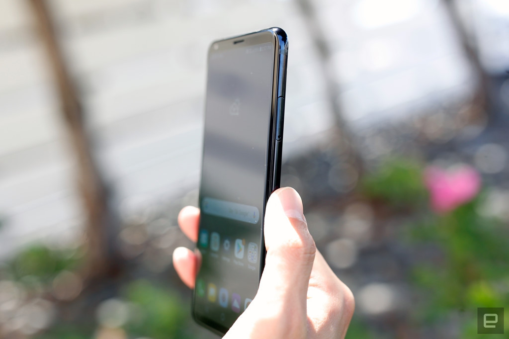 Với thiết kế này, LG gần đây đã hòa trộn hoàn toàn kiểu dáng của dòng V và dòng G. Trước đó, dòng G của LG thường thể hiện sự đột phá trong thiết kế như dạng tháo lắp với LG G5, mặt lưng bằng da với G4 trong khi dòng V mạnh về audio và các tính năng như quay video hay màn hình phụ. Giờ đây, những khác biệt này không còn nữa.