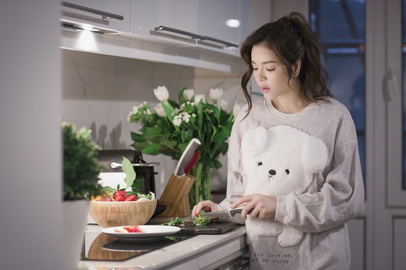 Căn bếp sang trọng với gam màu trắng sáng. Ảnh: NLĐ.