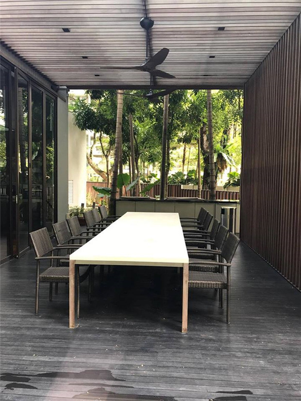 Phòng ăn thoáng sáng, có tầm nhìn ra khu vườn xanh mướt. Ảnh: Dân Việt.