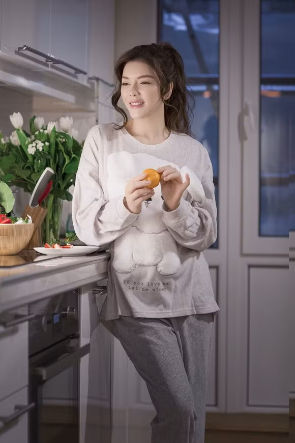 Không chỉ có vậy, người đẹp Lý Nhã Kỳ còn khiến khán giả ngỡ ngàng và có phần ghen tị khi khoe thêm một căn hộ cao cấp khác ở Pháp. Ảnh: NLĐ.