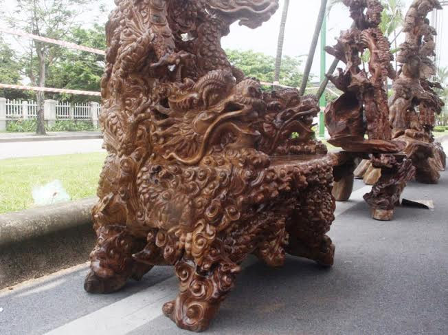 Điểm nhấn nổi bật nhất của bộ bàn ghế là chiếc “ghế vua”, được chạm hình 5 con rồng đang cuộn từ đầu ghế tới tay vịn, theo thế “ngũ long”.