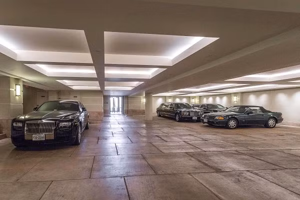 Nhà để xe có thể chứa được 30 chiếc ô tô.