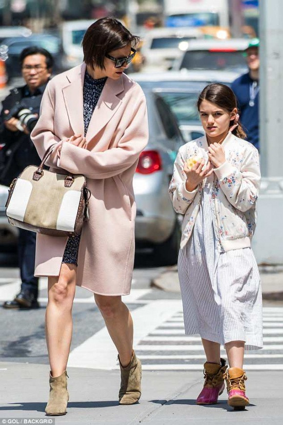 Cô bé xinh xắn này cột tóc gọn gàng ở phía sau băng nơ hồng đáng yêu. Mặc dù vẫn trung thành với style tiểu thư điệu đà nhưng có thể thấy Suri càng lớn càng dịu dàng, ra dáng một thiếu nữ.