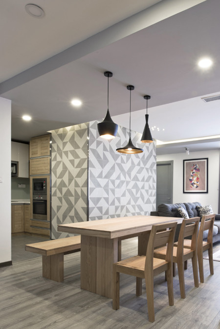 Bộ bàn ăn gỗ đặt phía trước khu vực nấu nướng.