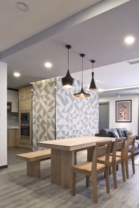 Bộ bàn ăn gỗ đặt phía trước khu vực nấu nướng.