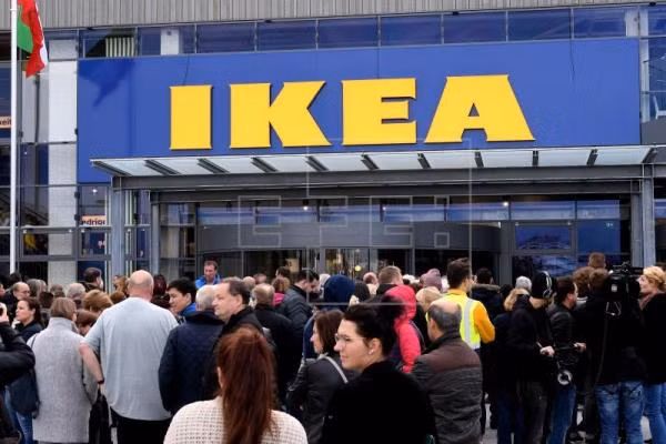 Trong khi đó, hầu hết các cửa hàng IKEA thuộc sở hữu của Quỹ Stichting Ingka, một tổ chức Hà Lan với mục đích quyên góp cho hoạt động từ thiện và đầu tư cải tiến thiết kế của công ty. Ảnh: Efe.