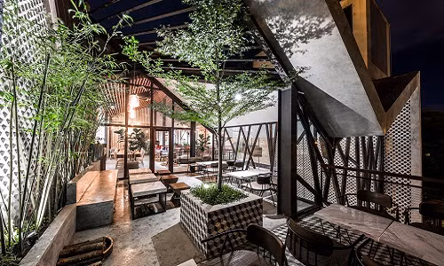 Thiết kế khung thép được chủ quán lựa chọn bởi ưu điểm thi công nhanh, tiết kiệm chi phí và có thể tháo dỡ tái sử dụng.