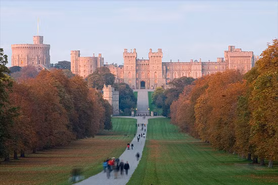 Với diện tích gần 45.000 m2, lâu đài Windsor toạ lạc ở một vùng đất tuyệt đẹp, nơi hợp lưu của sông Thames và sông Kennet.