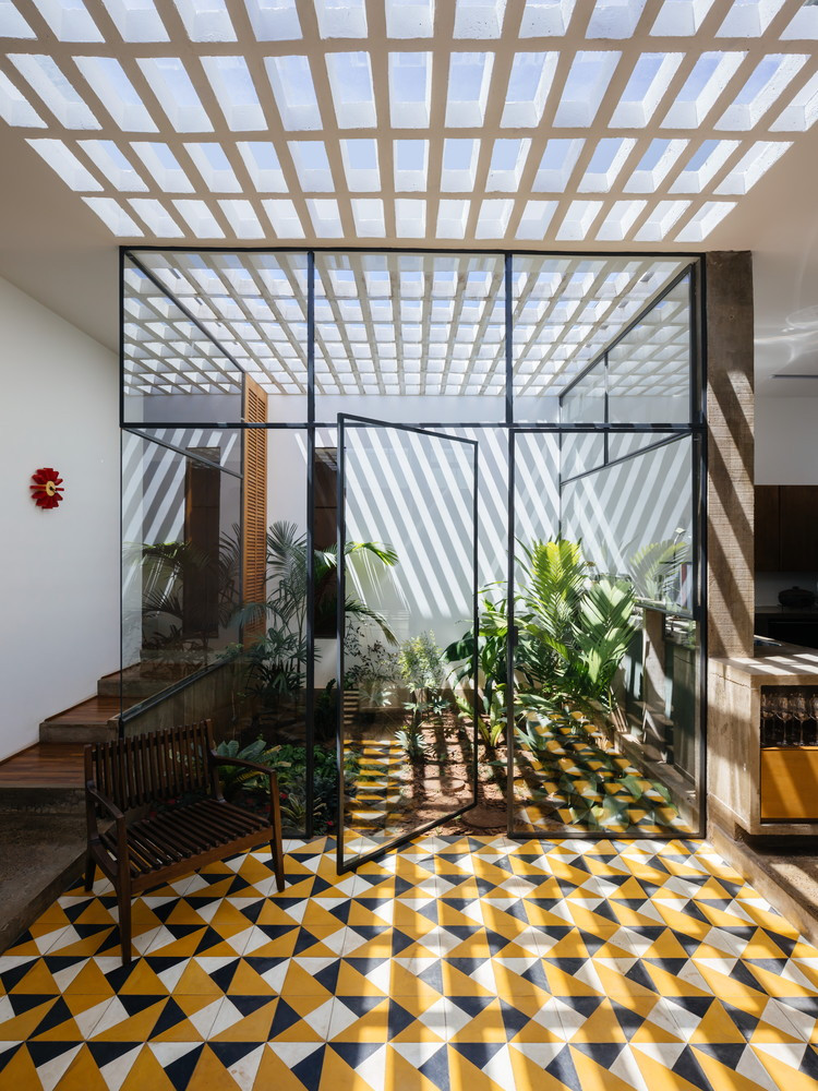 Những viên gạch bông, sàn bê tông trần cùng gần gũi với đời sống người dân Việt Nam những năm 90.