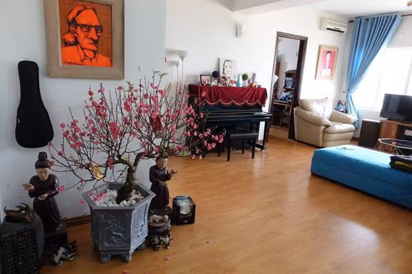 Không gian tràn ngập sắc xuân trong nhà đạo diễn Trần Lực. Ảnh: Khám phá.