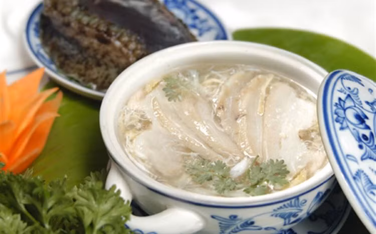 Để có bát canh bào ngư phục vụ khách, chắc chắn gia chủ phải bỏ ra ít nhất 1,5 triệu đồng/kg để mua bào ngư sống. Ảnh: Cooky.