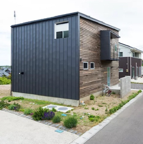 Nhà hộp kết hợp tường gỗ tối màu tạo cảm giác huyền bí. Nguồn ảnh: Homify.