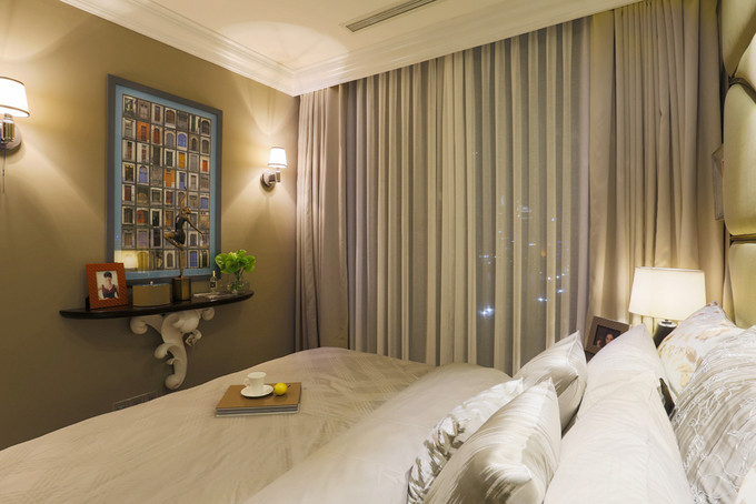 Góc đối diện giường được thiết kế tỉ mỉ.