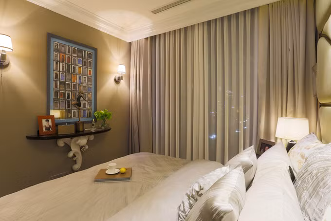 Góc đối diện giường được thiết kế tỉ mỉ.