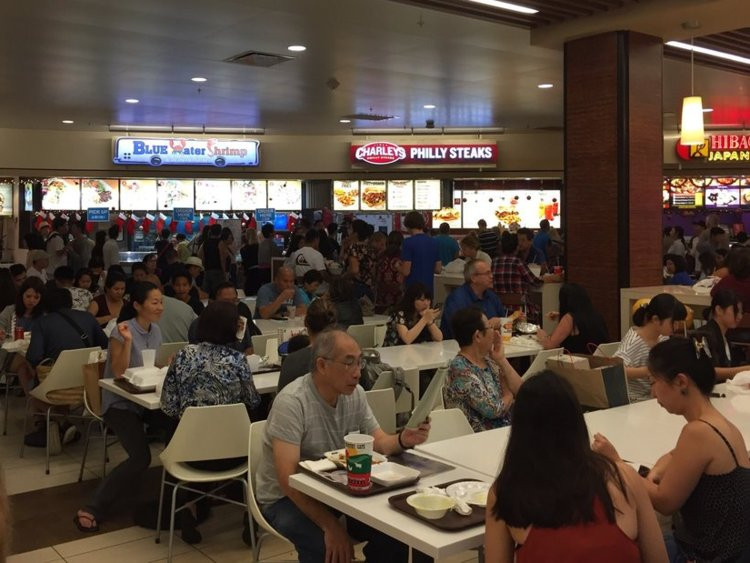 Trung tâm thương mại Ala Moana có hơn 350 cửa hàng, hơn 100 nhà hàng từ các chuỗi thương hiệu quốc tế đến cửa hàng địa phương.