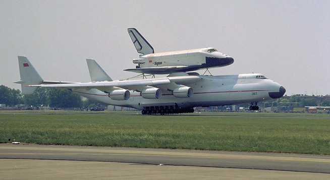 Ra đời cách đây gần 30 năm với nhiệm vụ chuyên trở tàu vũ trụ Buran. Tuy nhiên, ngày nay An-225 sẵn sàng vận chuyển bất kỳ món hàng thương mại cồng kềnh nào.