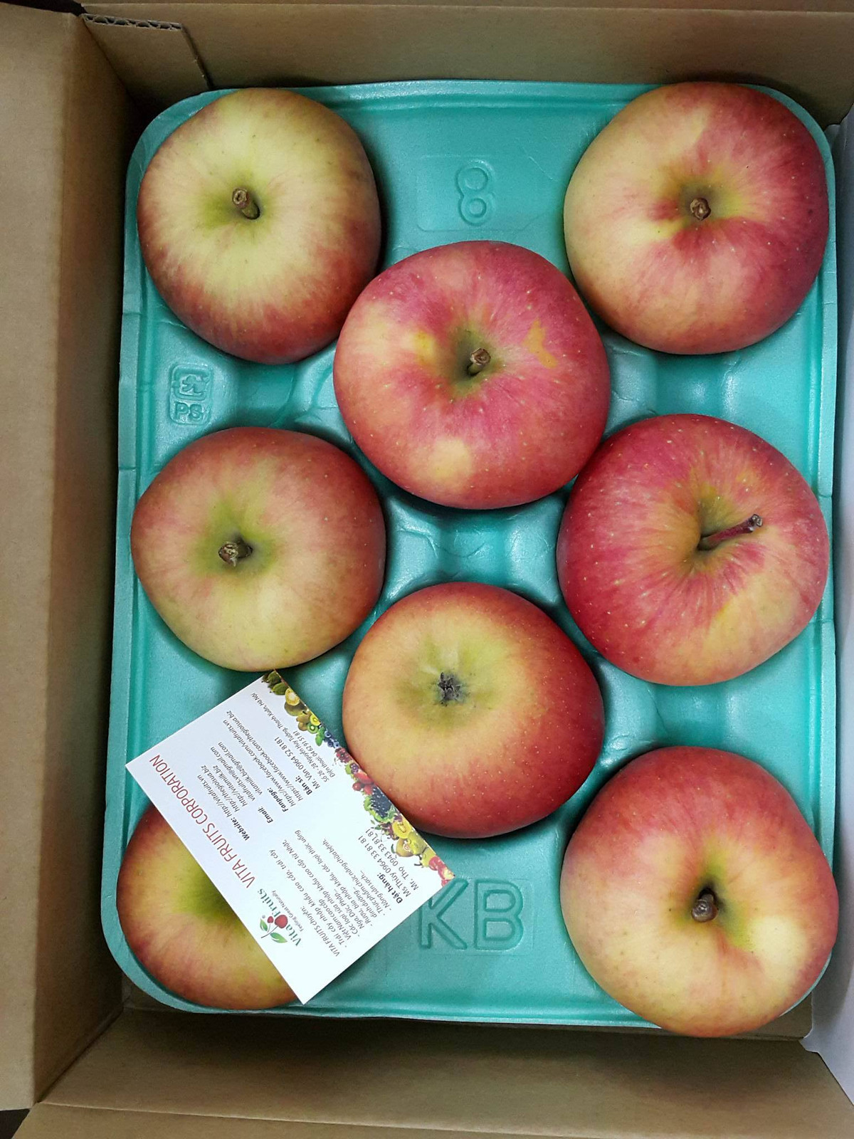 Vỏ táo màu đỏ tươi. Ảnh: Vinfruits.