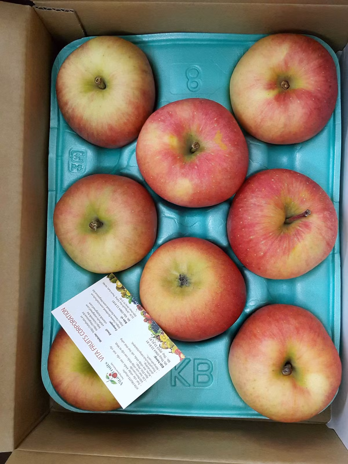 Vỏ táo màu đỏ tươi. Ảnh: Vinfruits.