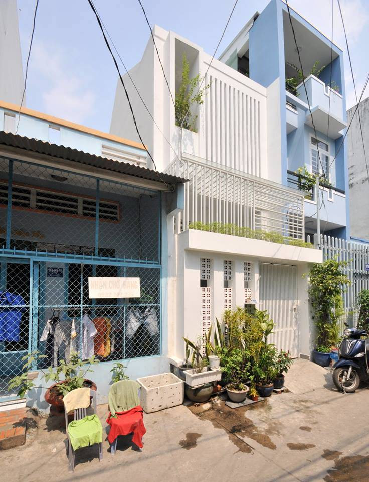 Để lấy ánh sáng tối đa, ngay từ mặt tiền nhà phố, nhóm thiết kế AD9 Architects kết hợp lam chắn, gạch thông gió và cửa sổ lùi.