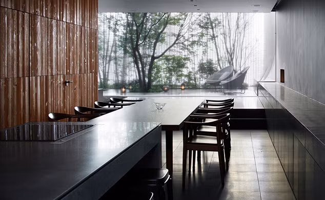 Bàn ăn tràn ngập ánh sáng.