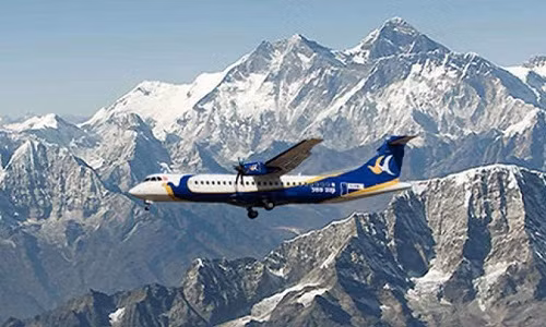 Hãng bay này cũng phục vụ các chuyến bay tới vùng núi từ Kathmandu đến dãy Everest. Ảnh: Printest.